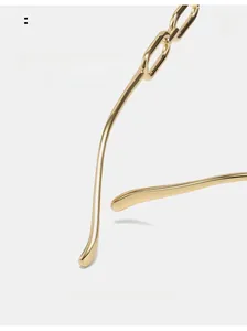 Vue détaillée des branches dorées incurvées avec design de chaîne ergonomique