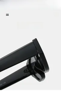Vue détaillée des lunettes œil de chat montrant la charnière flexible et la gravure gravée