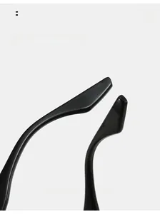 Gros plan des embouts de branches incurvés ergonomiques pour lunettes de soleil