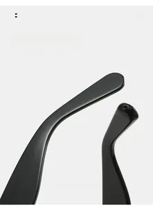 Détail macro des branches noires brillantes avec design arqué pour le confort