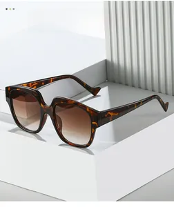 Details der Schildpatt-Sonnenbrille mit braunem Verlaufsglas auf geometrischen Sockeln