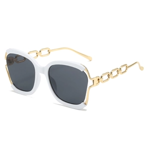 Lunettes de soleil oversize blanches avec branches en chaîne dorée sur fond blanc pur