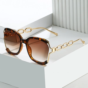 Lunettes de soleil écaille de tortue avec branches chaîne dorée et verres dégradés