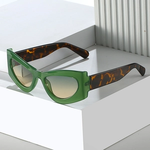 Lunettes de soleil œil de chat rétro avec monture verte et branches en écaille