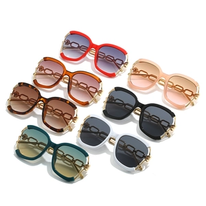 Lunettes de soleil oversize tendance avec branches chaîne dorée en sept coloris variés