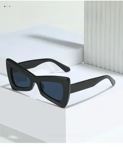 Gros plan de lunettes de soleil papillon géométriques avec monture noire moderne