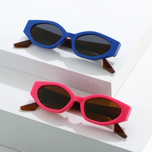 Lunettes de soleil rétro ovales bleues et roses avec monture œil de chat tendance femme
