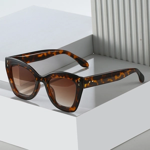 Lunettes de soleil œil de chat écaillées avec verres dégradés bruns et rivets dorés
