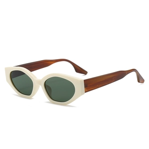 Lunettes de soleil œil de chat avec monture crème et verres verts au design bicolore