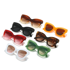 Collection de lunettes de soleil œil de chat stylées avec verres dégradés colorés