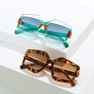 Fashion geometric sunglasses with red-green frame and leopard pattern in gradient lenses
