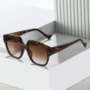 Mode Geometrische Sonnenbrille in Schildpatt-Optik mit braunen Verlaufsgläsern im Design