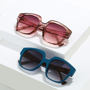 Trendige geometrische quadratische Oversize-Sonnenbrille mit rosa und blauem Farbverlauf
