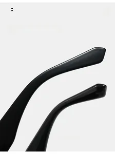 Détail des branches de lunettes de soleil noires brillantes courbées pour le confort
