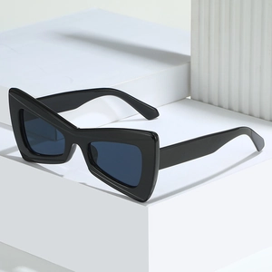 Lunettes de soleil hip hop surdimensionnées avec monture noire brillante en forme de chauve-souris