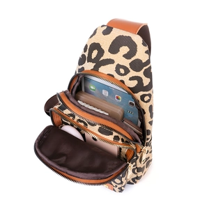 Vista interna della borsa a tracolla leopardata con ampia capacità per gadget