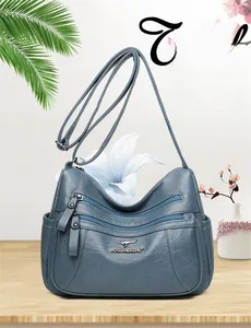 Dettaglio delle tasche con cerniera multistrato su questa borsa a tracolla in pelle PU blu