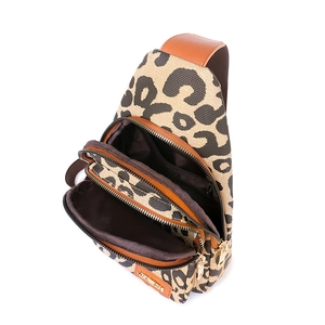 Dettaglio interno della borsa leopardata con tasche a cerniera multistrato organizzate