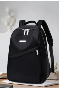 Gros plan du sac à dos en tissu Oxford noir résistant à l'eau avec logo en métal et zip