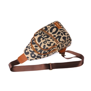Dettaglio borsa a tracolla leopardata con due tasche zip e toppa del marchio in pelle