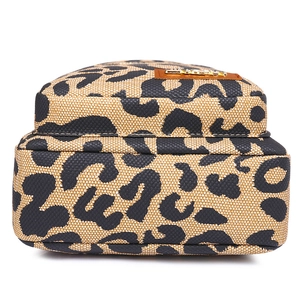 Dettaglio della borsa leopardata con texture in morbida pelle PU e logo in metallo