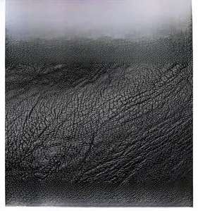Vista macro della pelle PU nera a grana litchi impermeabile e antigraffio