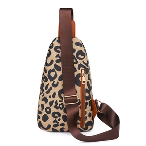 Dettaglio borsa a tracolla leopardata con cinturino marrone regolabile e tasca con zip