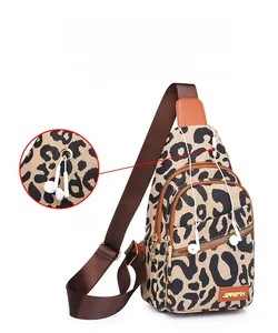 Dettaglio borsa a tracolla leopardata con pratico jack per cuffie esterno integrato