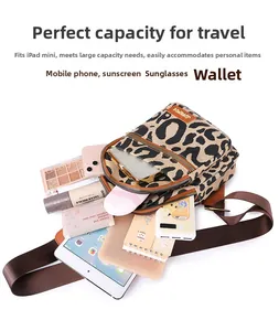 Vista dettagliata della borsa a tracolla leopardata capiente con iPad mini e oggetti vari