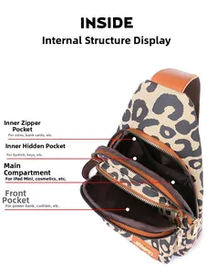 Dettaglio della borsa a tracolla leopardata con scomparti interni multipli per iPad Mini