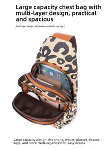 Dettaglio dell'interno della borsa leopardata con ampi scomparti multipli con zip