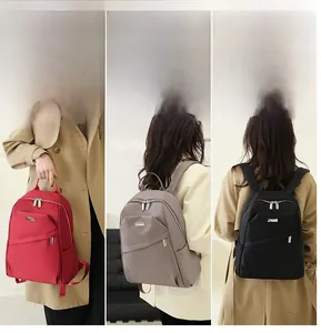 Vues détaillées du sac à dos en tissu Oxford montrant les modes main et bandoulière