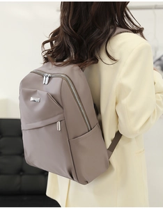 Détail d'un sac à dos élégant en tissu oxford taupe pour femme porté au quotidien