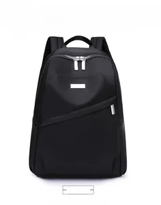 Vue de face d'un sac à dos noir en tissu Oxford avec fermeture éclair cachée et logo en métal