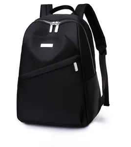 Détail du tissu Oxford imperméable et du logo métallique sur le sac à dos noir
