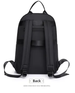 Vue arrière du sac à dos noir en tissu Oxford avec sangle à bagages et poche antivol