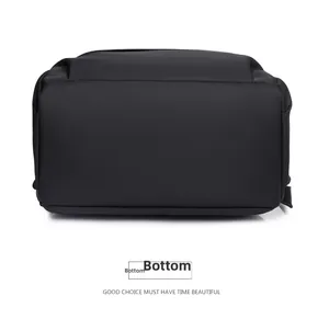 Vue détaillée du fond du sac à dos noir en tissu Oxford avec coutures renforcées