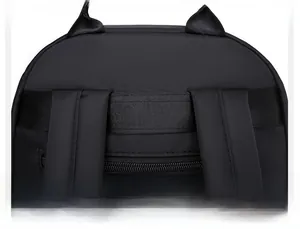 Vue détaillée de la poignée renforcée et des coutures de précision du sac à dos oxford