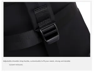 Détail de la bandoulière réglable en nylon épais et boucle en plastique sur sac à dos noir