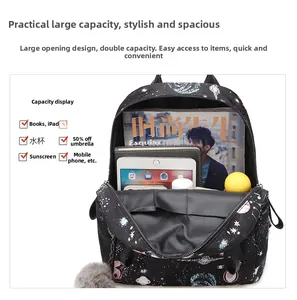 Détail montrant la grande capacité du sac à dos oxford noir à imprimé cosmique avec objets