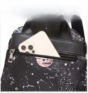 Détail du sac à dos en oxford imperméable avec imprimé galaxie céleste et poche avant zippée
