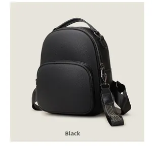 Detalle de mochila de cuero sintético negro con textura granulada y tachuelas