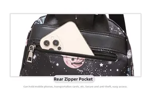 Détail de la poche zippée antivol au dos du sac à dos en oxford avec motif galaxie