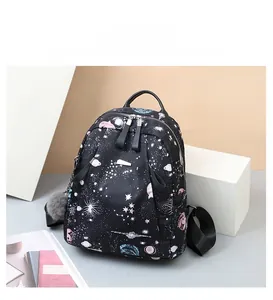 Détail du sac à dos en nylon imprimé galaxie avec fermetures éclair et pompon gris