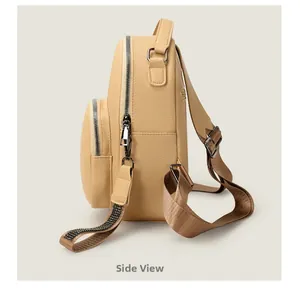 Vista lateral de la mochila de cuero amarillo mostaza con cremalleras plateadas y nailon