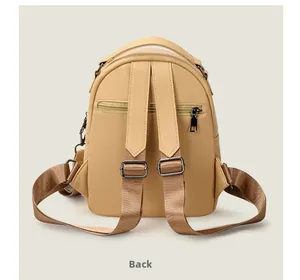 Vista trasera de la mochila de cuero PU beige con correas ajustables y bolsillo cremallera