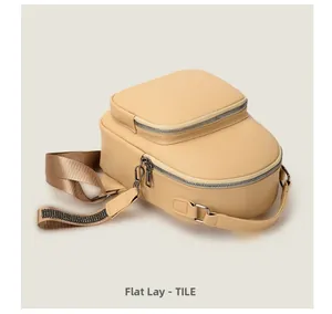Vista plana de mochila beige en piel sintética con doble cremallera y correa tejida