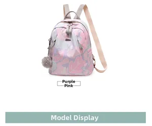 Détail du sac à dos oxford à fleurs violettes avec imprimés et pompon en fausse fourrure