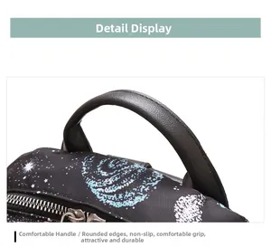 Détail de la poignée ergonomique en cuir sur le sac à dos Oxford à imprimé galaxie