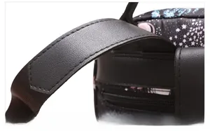 Gros plan sur la bandoulière large en cuir PU rembourré d'un sac à dos imprimé